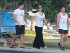 Claudia Raia caminha na praia com filho e namorado