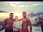 Namorado de Madonna exibe abdômen sarado em piscina de hotel