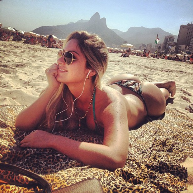 Renatinha posta foto na praia (Foto: Instagram / Reprodução)