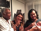 Gilberto Gil paparica a bisnetinha em foto ao lado da filha, Preta, e o neto