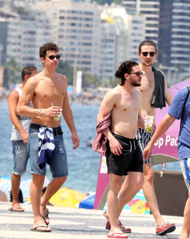 Kit Harington bebe caipirinha (Foto: André Freitas e Gabriel Reis / AgNews)