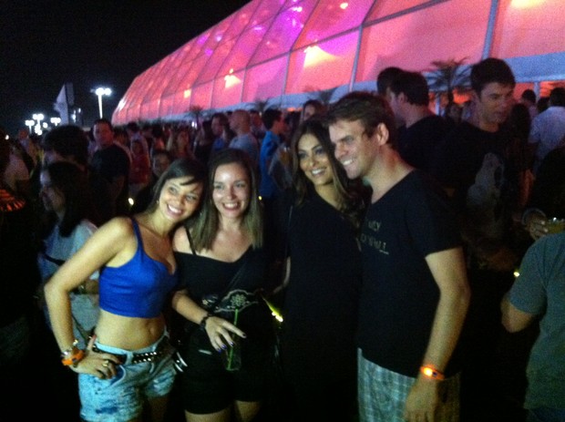 Juliana Paes posa com fãs no Rock in Rio (Foto: EGO)