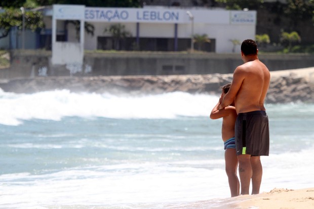 Ronaldo com o filho na praia (Foto: André Freitas / AgNews)