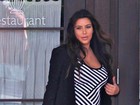 Grávida, Kim Kardashian usa vestido listrado que ressalta suas curvas