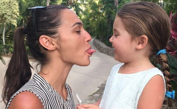 Gal Gadot com a filha, Alma (Foto: Reprodução/Instagram)