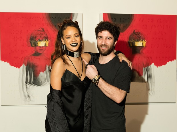 Rihanna apresenta a capa de seu novo álbum ao lado do artista Roy Nachum em Los Angeles, nos Estados Unidos (Foto: Christopher Polk/ Getty Images/ AFP)