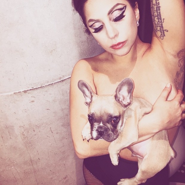 Lady Gaga faz topless (Foto: Instagram/ Reprodução)