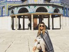 Flávia Alessandra posta foto em Jerusalém e diz que precisou se cobrir