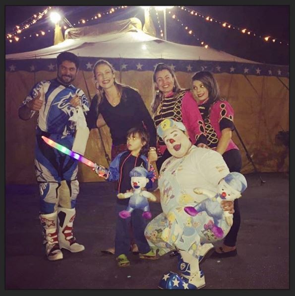 Luana Piovani e Dom com os atores do circo (Foto: Reprodução/Instagram)