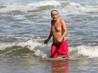 Sozinho, Caetano Veloso vai à praia no Rio 