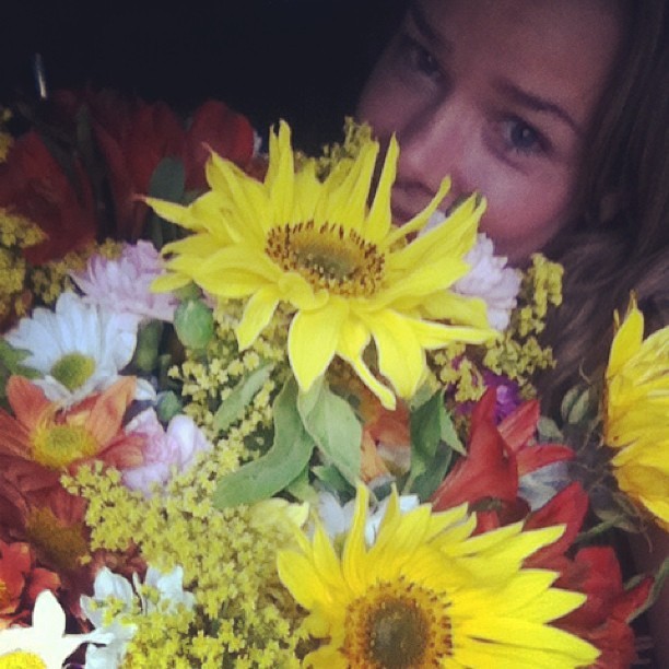Fernanda Souza ganha flores (Foto: Instagram / Reprodução)