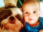 Bárbara Borges faz foto fofa do filho com seu cachorrinho de estimação