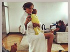 Fernanda Tavares posta foto com caçula durante bastidor de ensaio