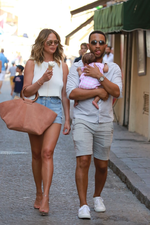 Chrissy Teigen e John Legend com a filha do casal, Luna, em Saint-Tropez, na França (Foto: AKM-GSI/ Agência)
