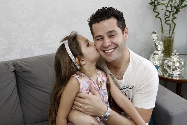 Pedro Leonardo recebe o carinho da filha (Foto: Celso Tavares/EGO)