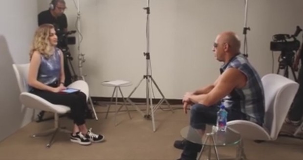 Carol Moreira entrevista Vin Diesel (Foto: Reprodução/Facebook)