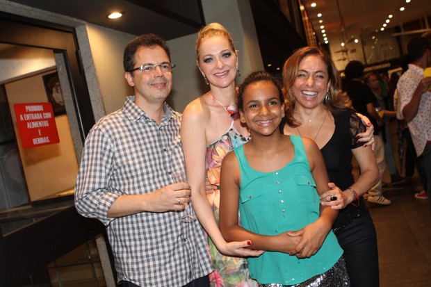 Alexandra Richter com o marido e a filha e com Cissa Guimarães em estreia de peça no Rio (Foto: Raphael Mesquita/ Foto Rio News)