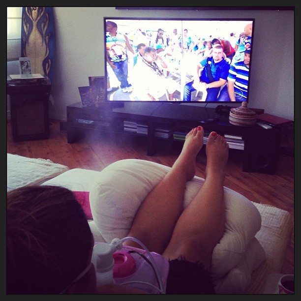 Preta Gil assiste à apuração na TV (Foto: Instagram / Reprodução)