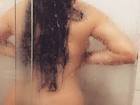 Solange Gomes fica sem água em casa e aproveita para posar nua