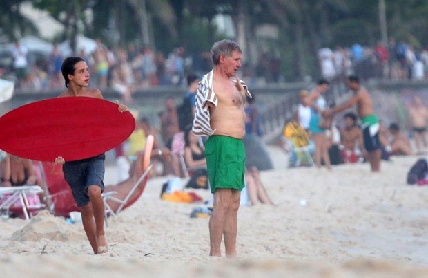 Harrison Ford na praia (Foto: André Freitas / AgNews)