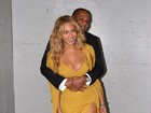 Decotada, Beyoncé posa abraçada pelo marido, Jay-Z