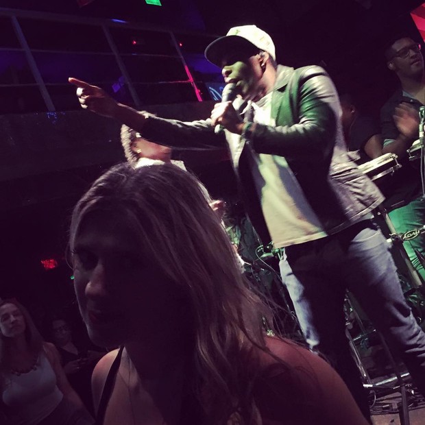 Dani Calabresa com o funkeiro Buchecha e Compadre Washington no palco (Foto: Reprodução/Instagram)