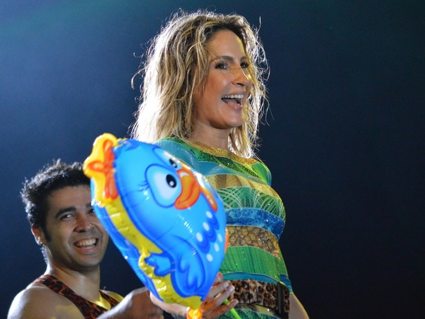 Claudia Leitte dança segurando um balão da Galinha Pintadinha em show em São Lourenço da Mata, Pernambuco (Foto: Felipe Souto Maior/ Ag. News)