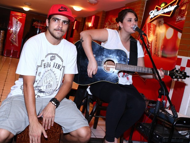 Bernardo Mesquita e Taty Cirelli tocam em bar no Rio (Foto: Raphael Mesquita/ Divulgação)