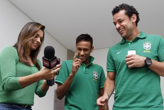 Carolina Galan com os jogadores Fred e Neymar   (Foto: Divulgação)