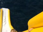 Ex de Di Caprio se diverte em tobogã de navio que a joga em pleno mar