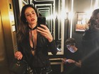 Decotada, Luciana Gimenez deixa sutiã à mostra em selfie