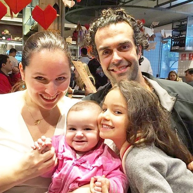 Mariana Belém com o marido e as filhas (Foto: Reprodução/Instagram)