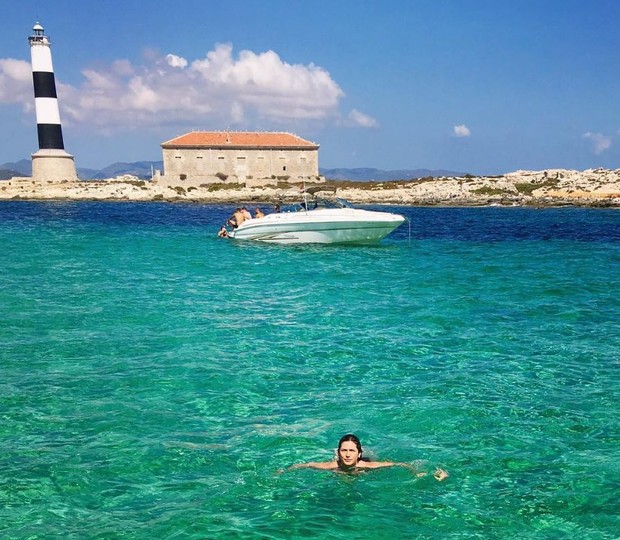 Lívia Andrade se refresca em mar paradisíaco de Ibiza, na Espanha (Foto: Reprodução/Instagram)
