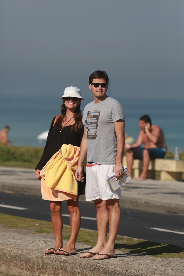 Joana Balaguer na praia com o marido (Foto: Dilson Silva / Agnews)