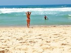Adriana exibe o corpão em dia de praia 
