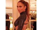 Jennifer Lopez faz carão ao posar com look decotado
