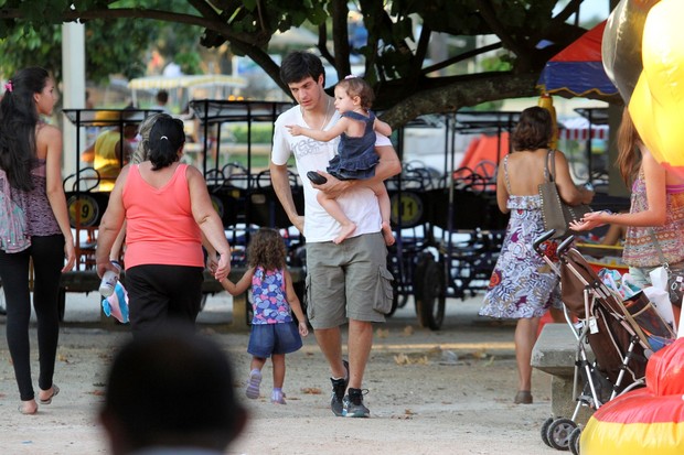 Mateus Solano leva sua filha para brincar na Lagoa (Foto: Wallace Barbosa/AgNews)