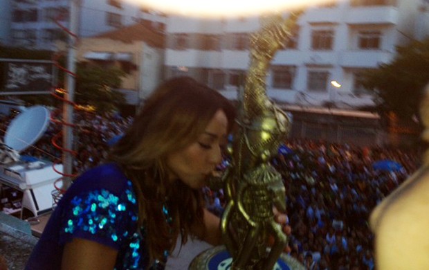 Sabrina Sato comemora a vitória da Vila Isabel no carnaval carioca (Foto: EGO)