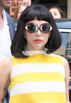 Lady Gaga exagera nos acessórios durante passeio em Nova York