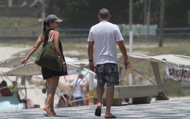 Patrícia Poeta na praia do Leblon com o marido (Foto: Wallace Barbosa / AgNews)