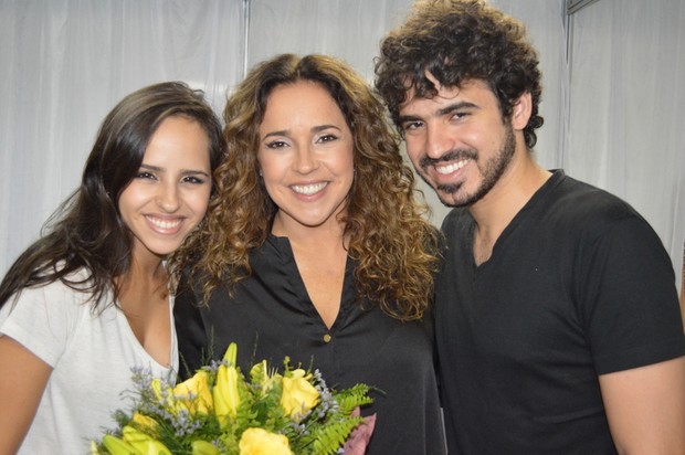 Daniela Mercury recebe flores dos filhos, Giovana e Gabriel (Foto: Felipe Souto Maior / AgNews)