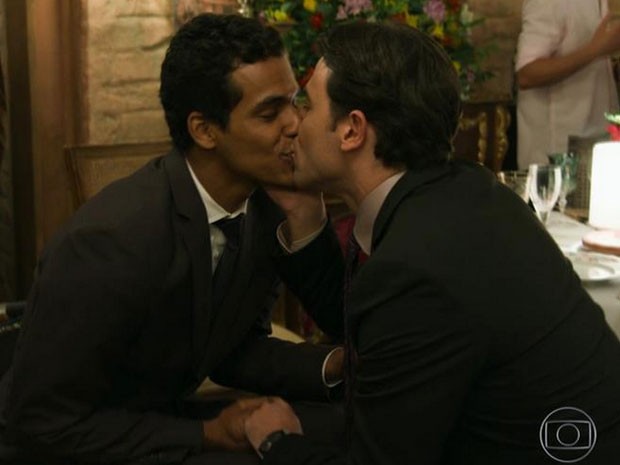 Marcello Melo Jr. e Claudio Lins se beijam em Babilônia (Foto: Twitter/ Reprodução)