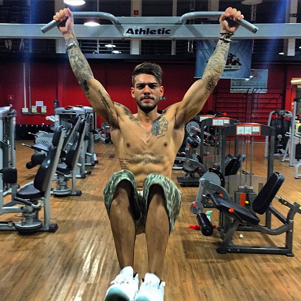 Lucas Lucco malha em academia em Uberlândia, Minas Gerais (Foto: Instagram/ Reprodução)