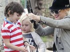 Gwen Stefani leva os filhos para pescar em lagoa na Califórnia