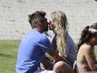 Juliana Didone beija e tira fotos românticas com o namorado