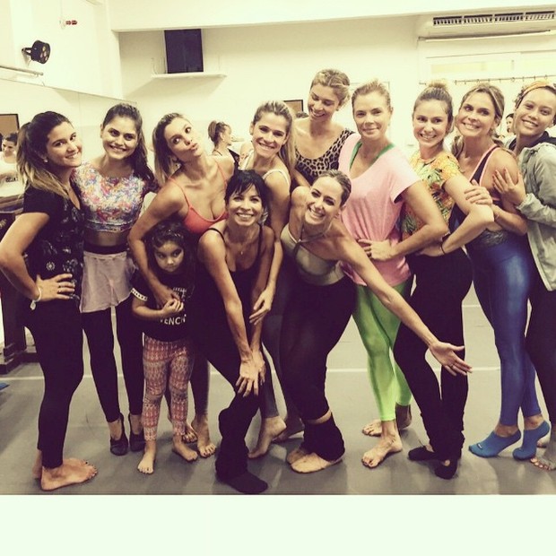 Famosas em aula de balé fitness (Foto: Instagram / Reprodução)