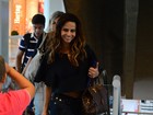 Viviane Araújo é tietada enquanto aguarda voo em aeroporto do Rio