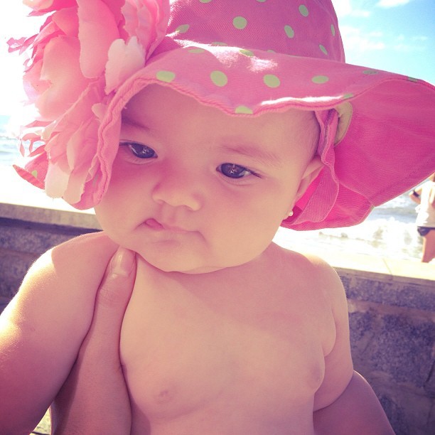 Carolina, filha da ex-BBB Karla, com roupinha para ir à praia (Foto: Instagram)