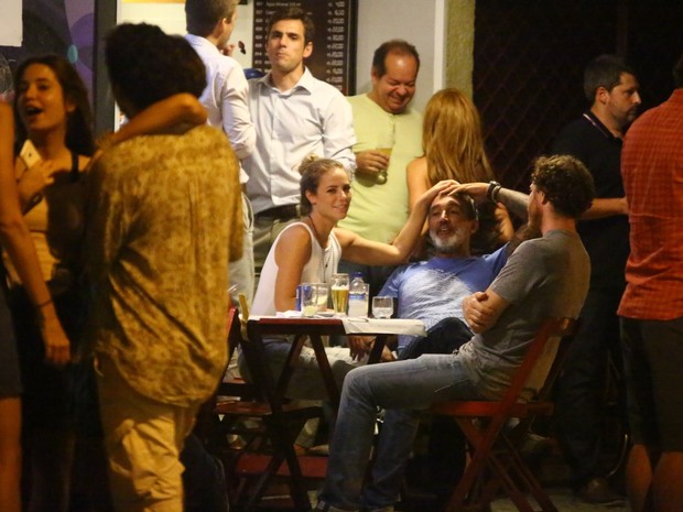 Paolla Oliveira e o namorado, Rogério Papinha, em bar na Zona Sul do Rio (Foto: Ag. News)