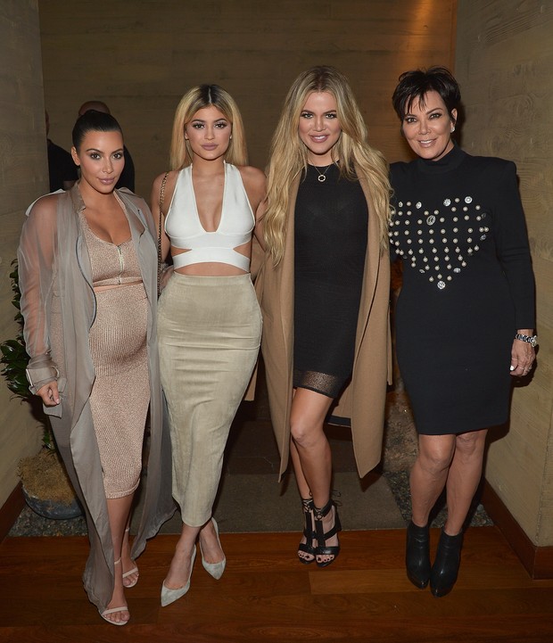 Kim Kardashian, Kylie Jenner, Khloe Kardashian e Kris Jenner em evento em Los Angeles, nos Estados Unidos (Foto: Charley Gallay/ Getty Images/ AFP)